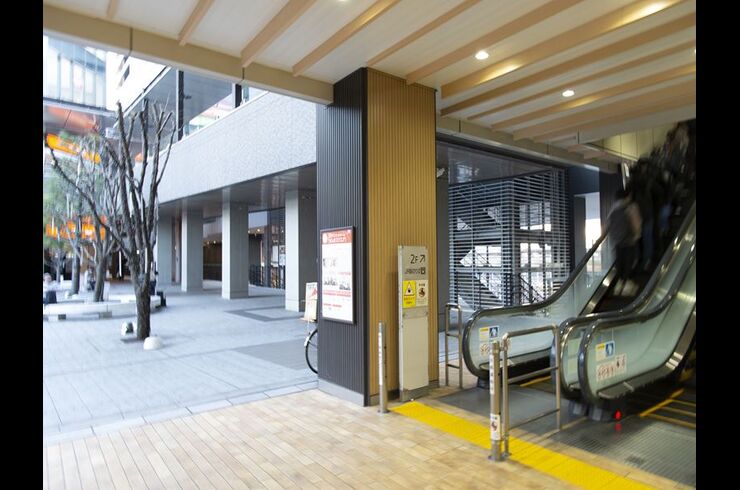 エスカレーター下